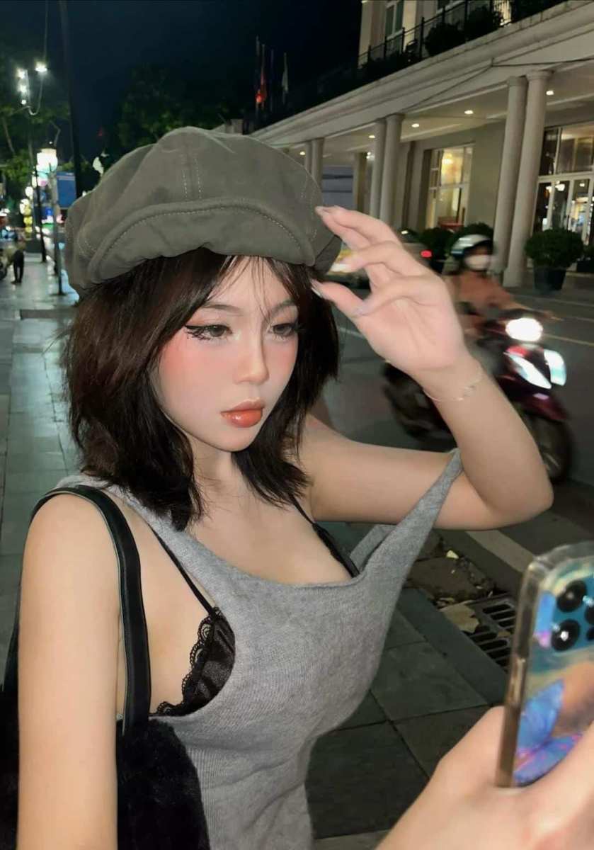Cô gái xinh đẹp đội mũ gái xinh