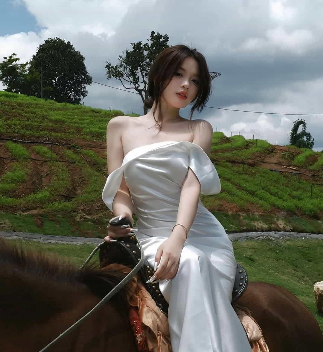 Gái xinh đẹp - Con gái xinh đẹp ngực to sắc đẹp ngựa