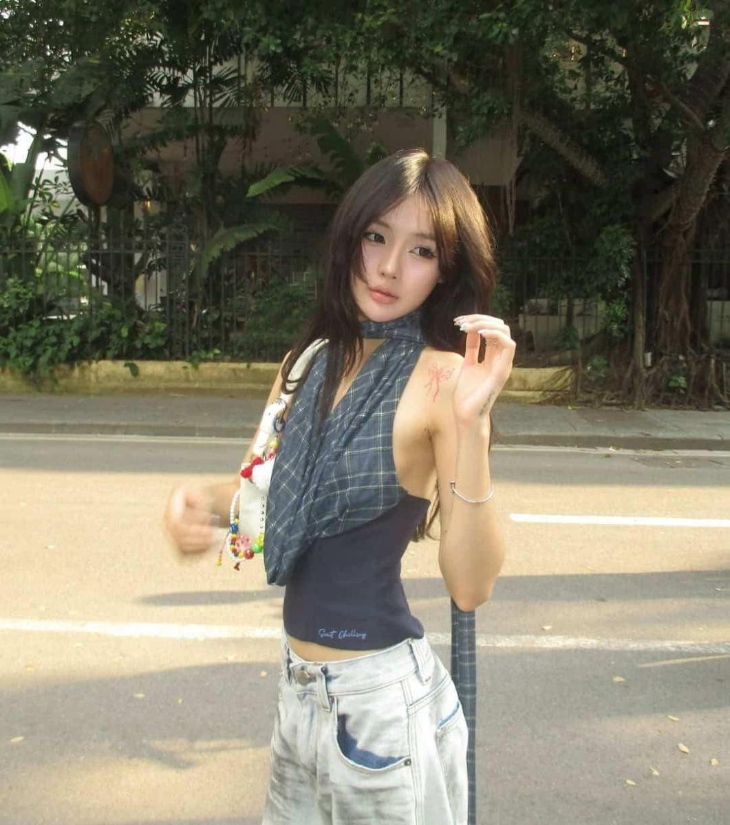 Hình cô gái xinh đẹp trong bikini trắng sexy
