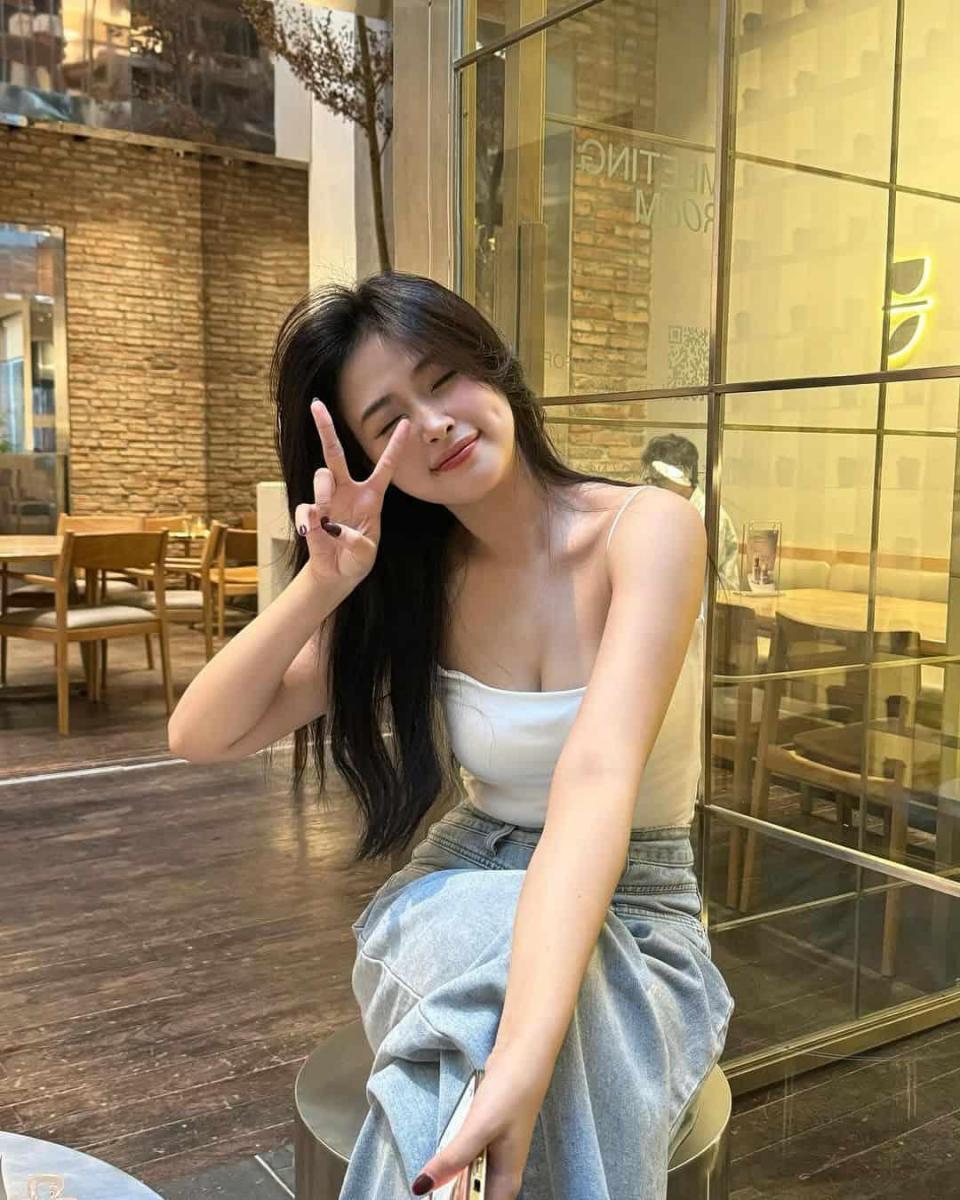 Gái xinh 123 - Ngực to, sắc đẹp thời trang tóc đen
