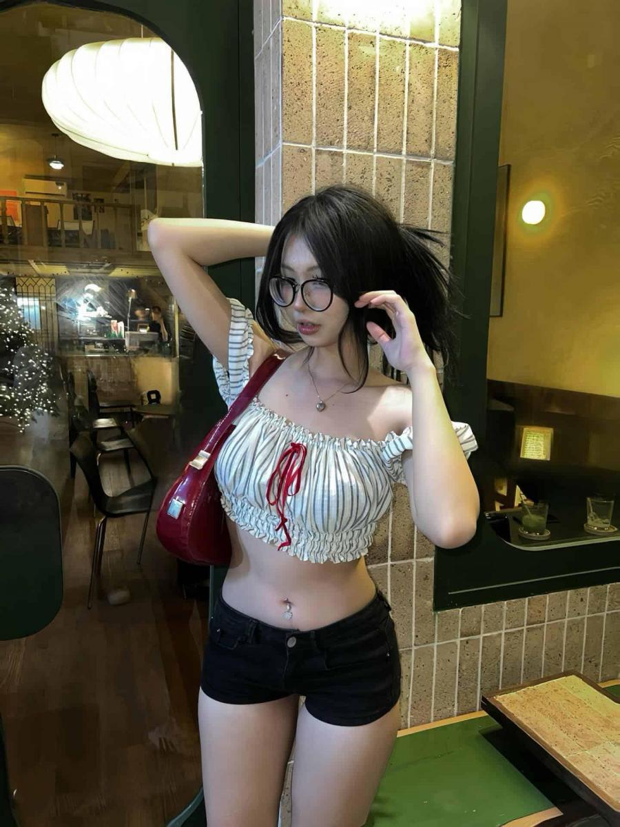 Gái Xinh Ngực To Thời Trang Tóc Đen