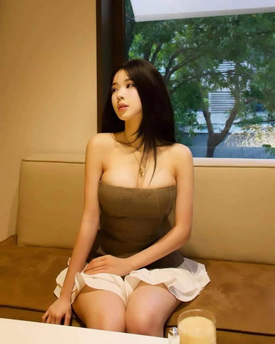 Gái Đẹp Sexy Với Vú Gái Đẹp Và Tóc Đen Dài
