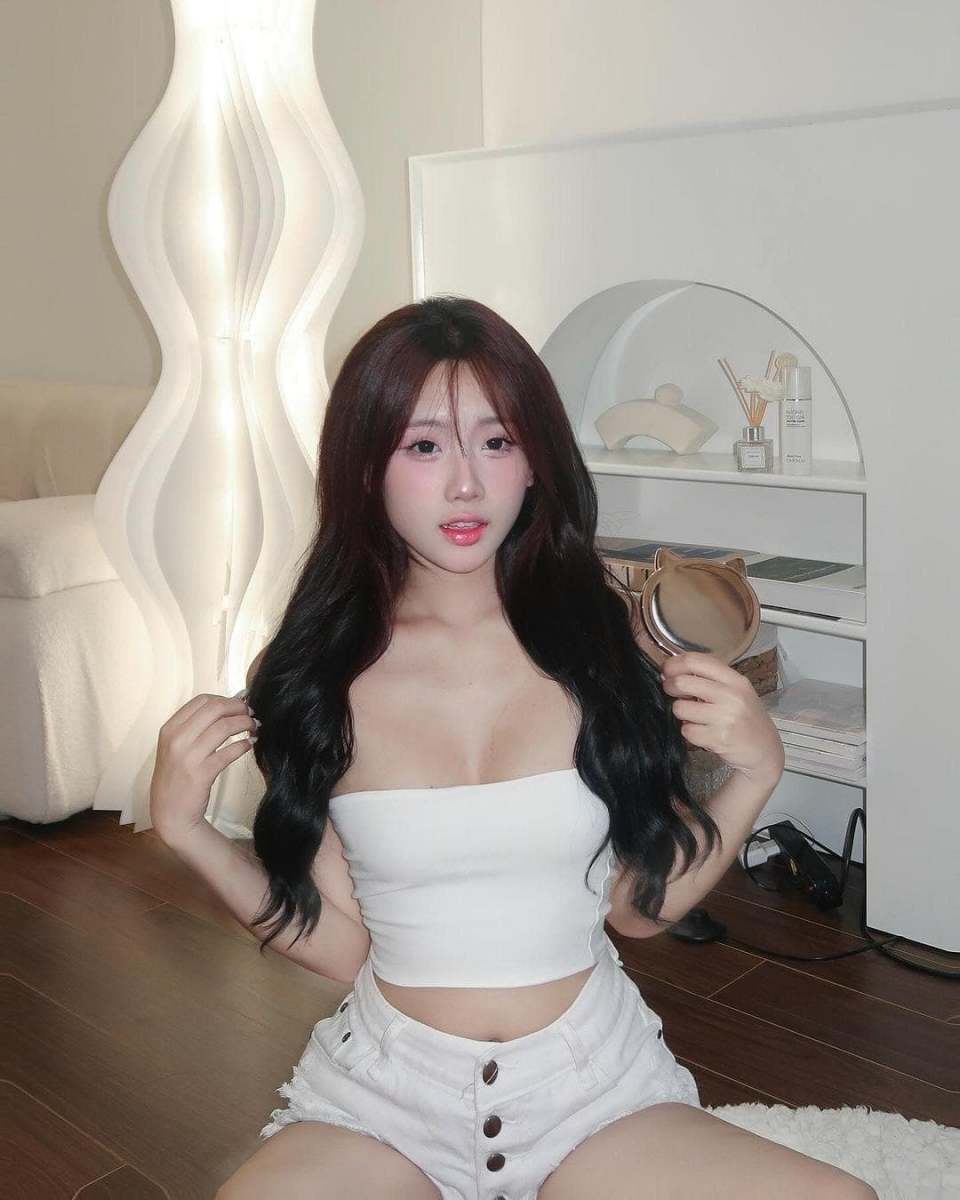 Ảnh gái xinh khoe hàng đẹp tóc đen