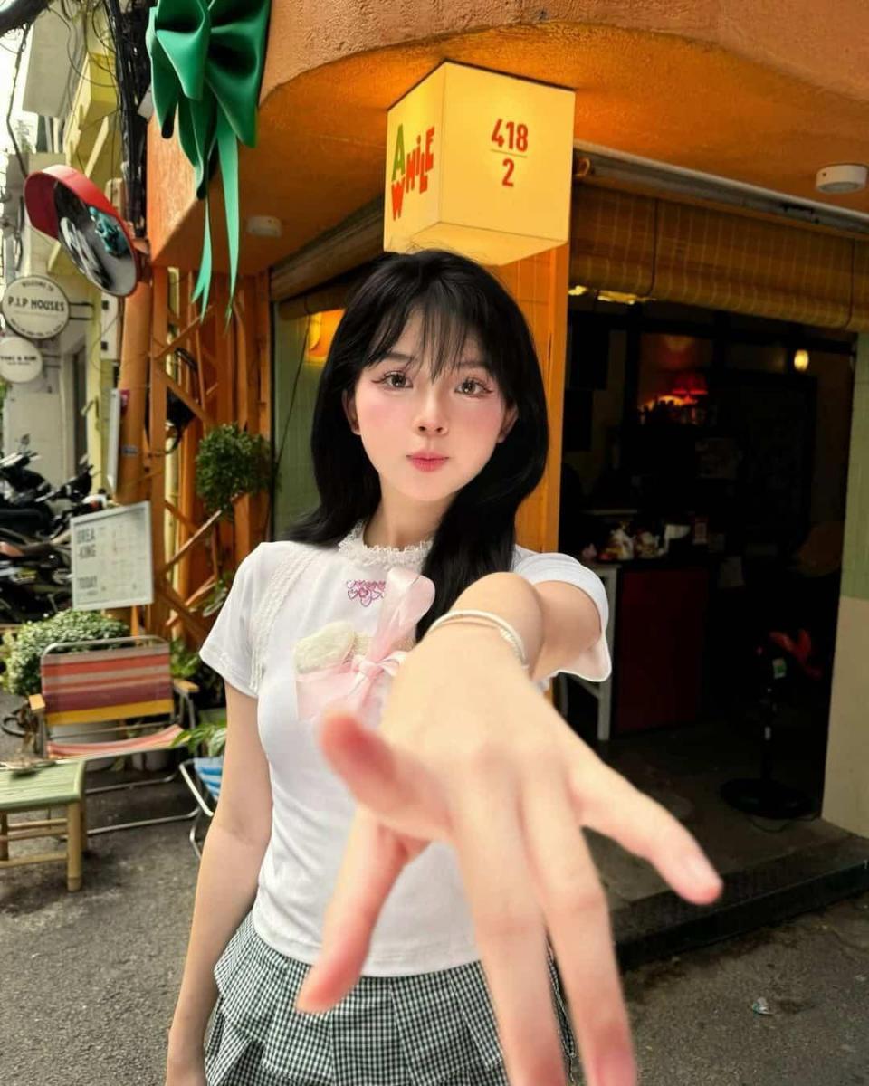 Ảnh gái xinh đẹp với tóc đen hồng