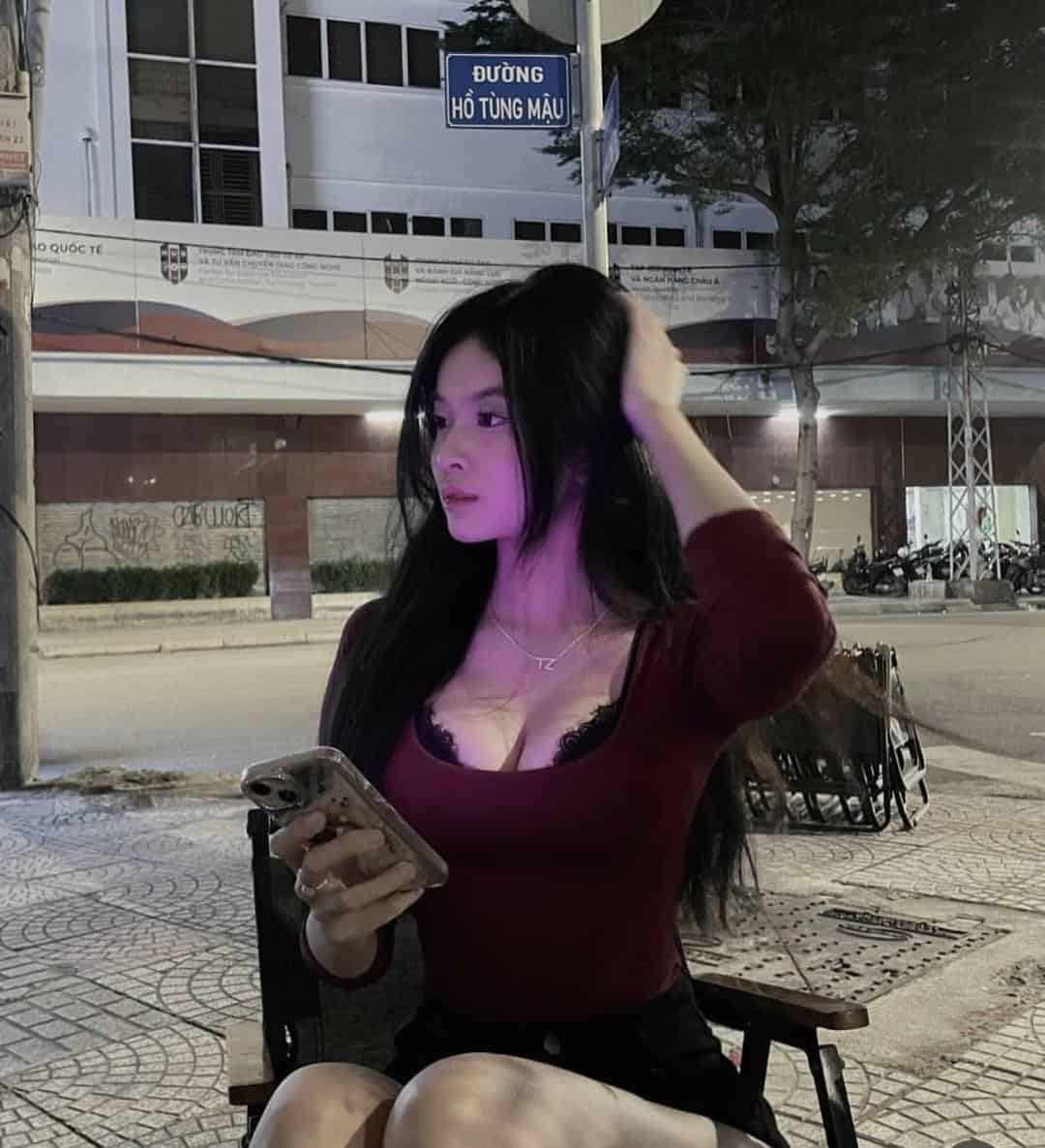 Gái Xinh Ngực Đẹp Tóc Đen Thắt Lưng