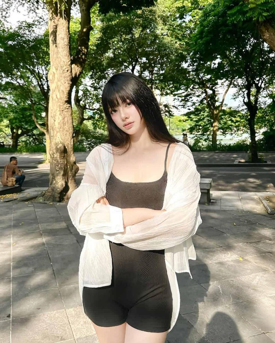 Hình ảnh gái đẹp với ngực to và tóc đen thời trang
