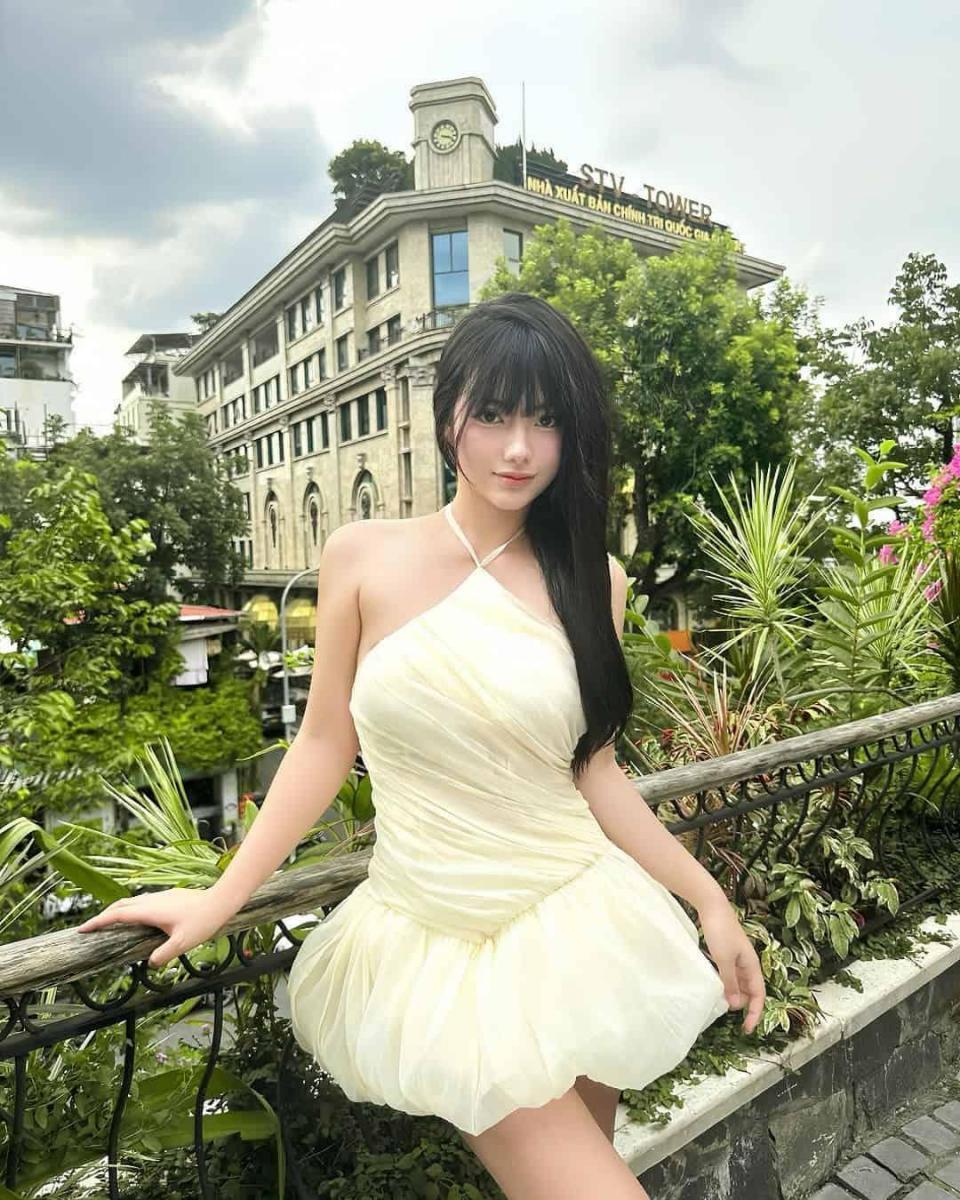 Ảnh gái xinh 2k9 với tóc đen thời trang