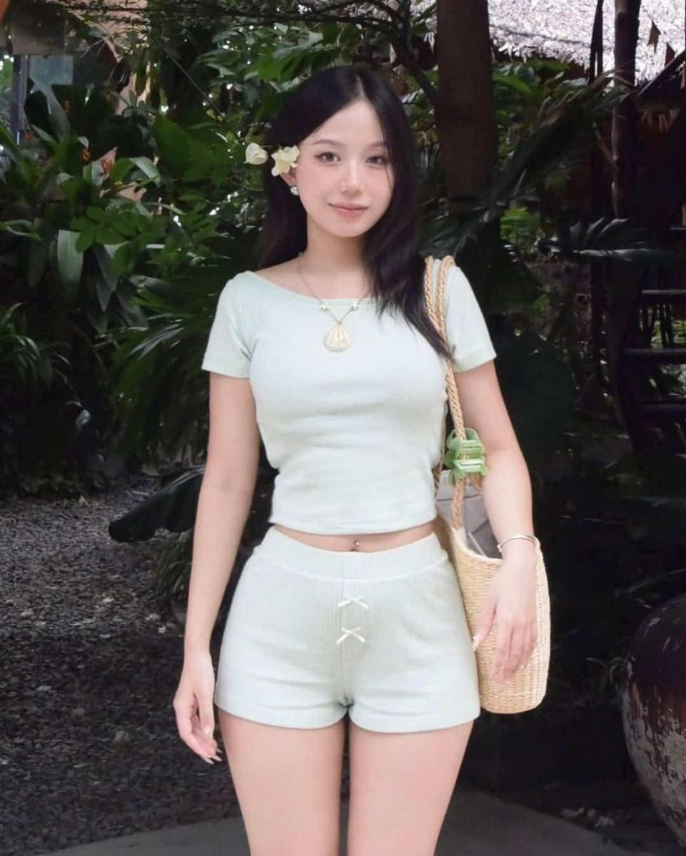 Hình ảnh những cô gái xinh đẹp với sắc trắng tinh khôi