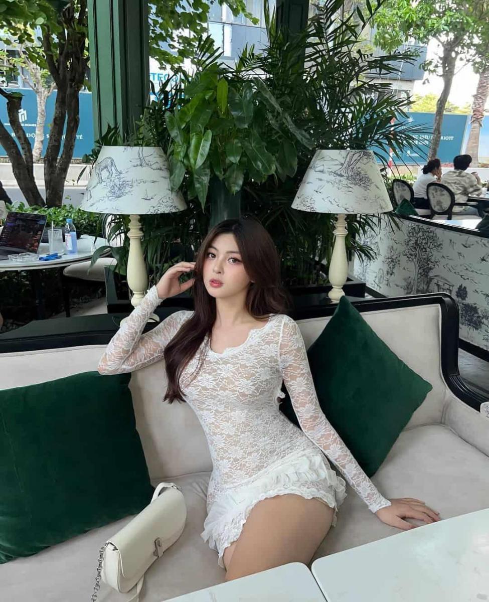 Gái Xinh Xinh Với Ngực To Và Tay Trắng