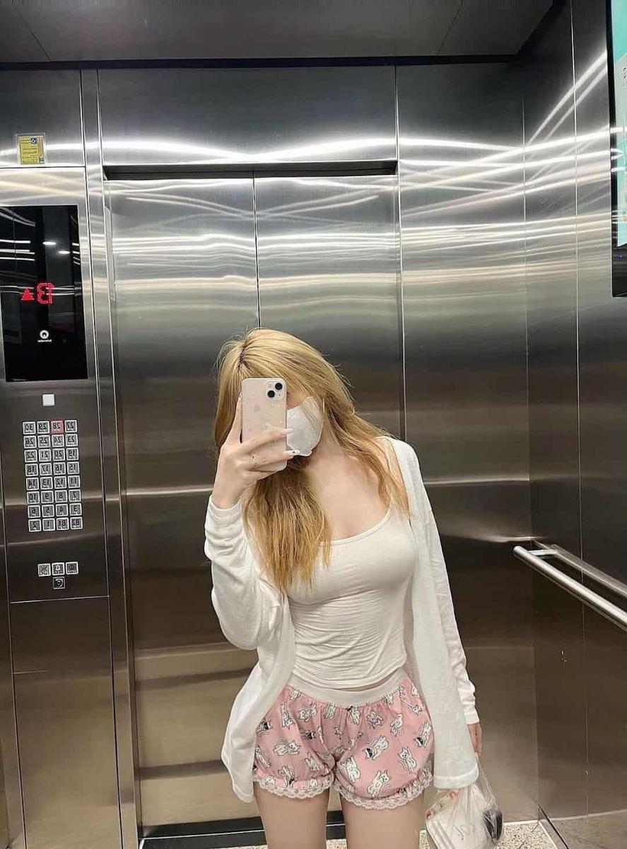 Ảnh cô gái cute xinh đẹp trong thang máy