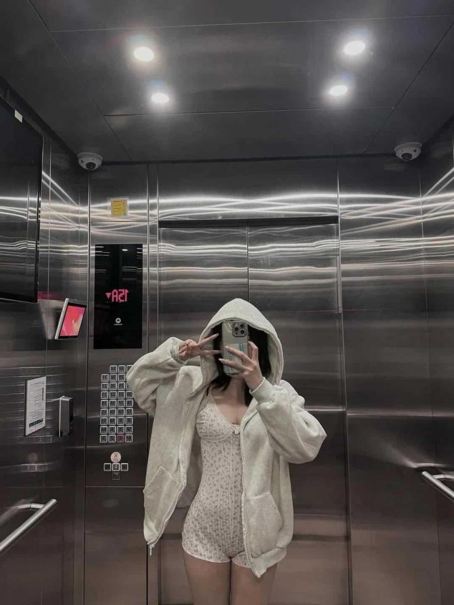 Gái xinh khoe ngực to trong thang máy