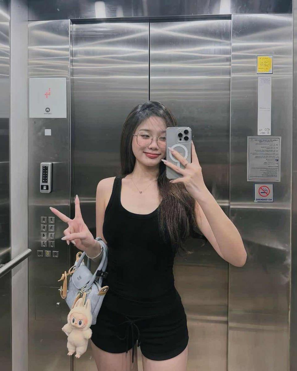 Hình ảnh gái xinh tóc dài đẹp trong thang máy
