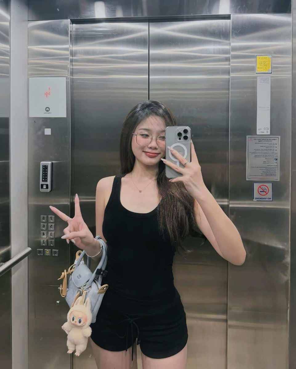 Gái xinh cute tóc dài trong thang máy
