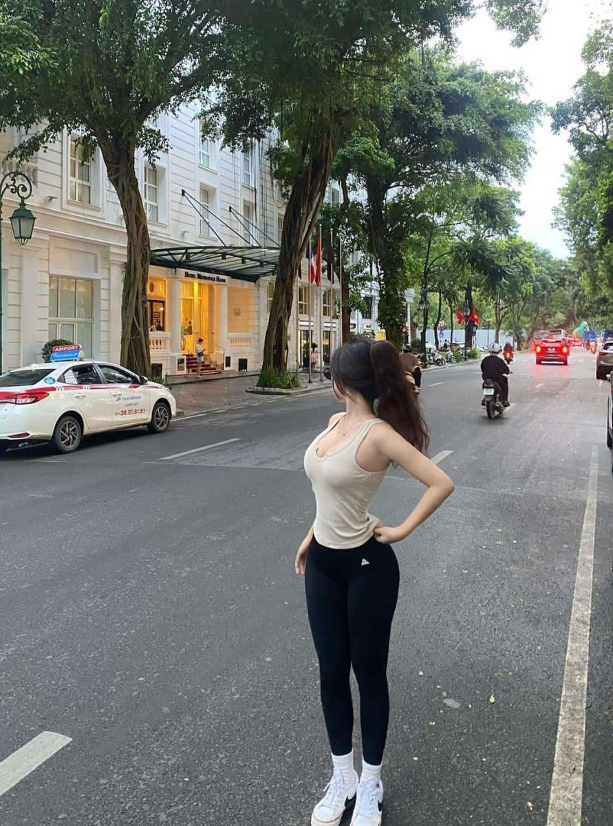 Gái Xinh Với Ngực To Và Thắt Lưng
