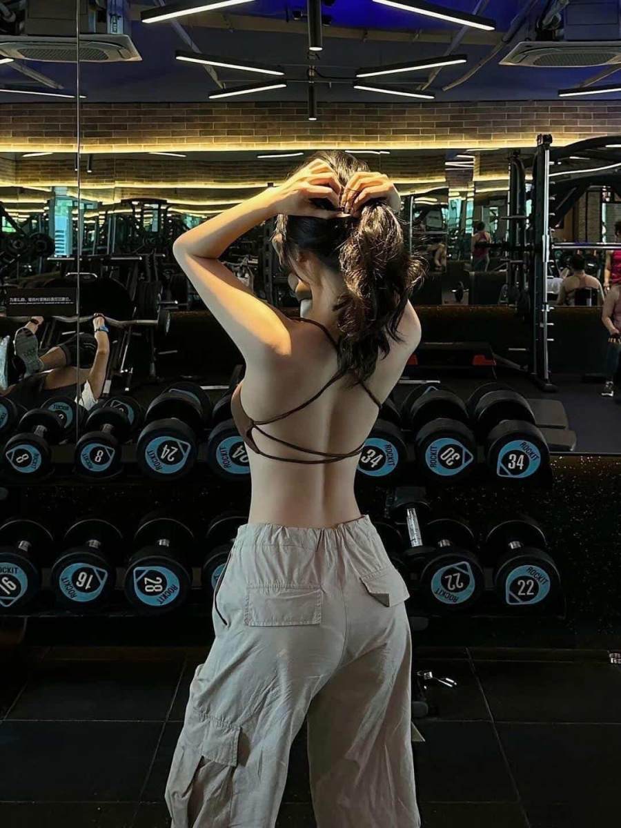 Hình cô gái xinh ngực to thể lực có bắp bụng