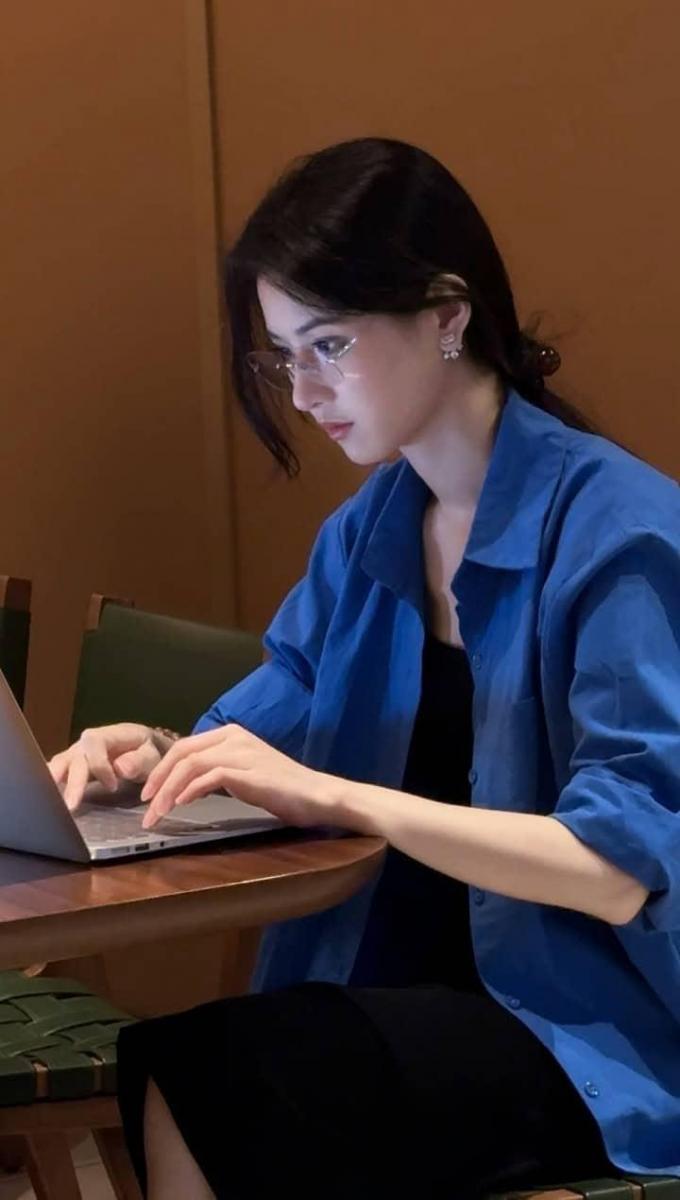 Ảnh ngực gái đẹp và nhóm gái xinh tại văn phòng
