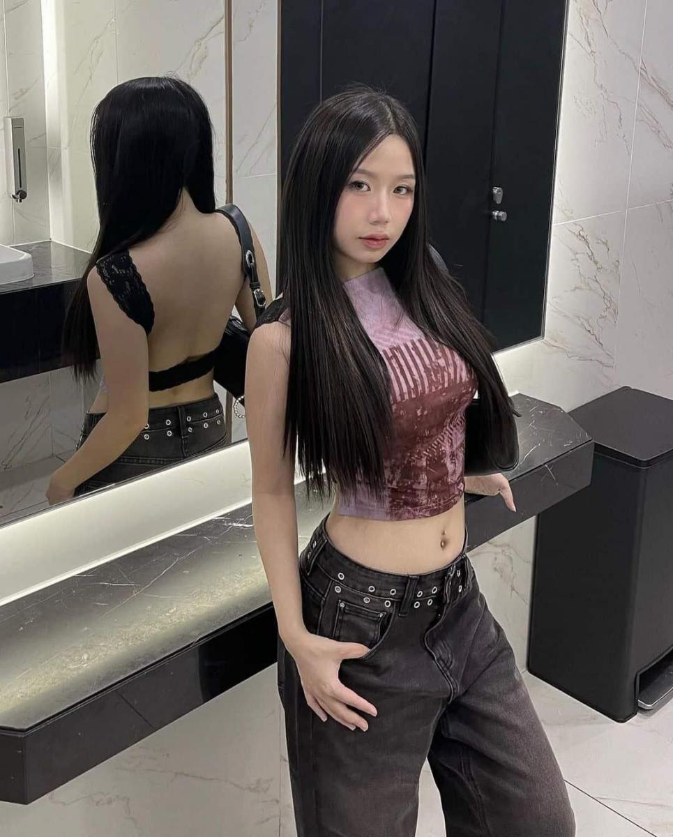 Hình gái xinh 2k9 khoe vòng 1 trong áo crop top