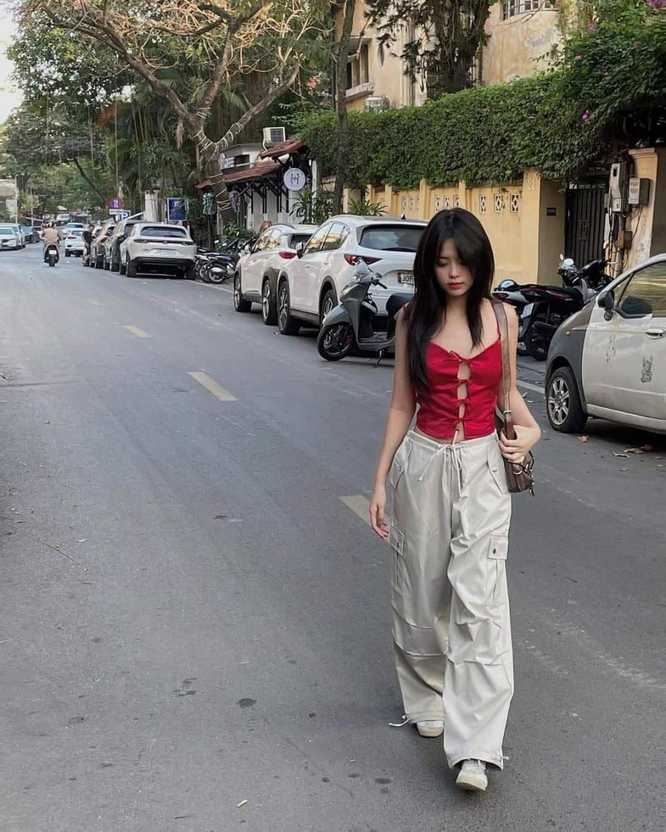 Gái xinh dáng đẹp trong váy trắng và khẩu trang
