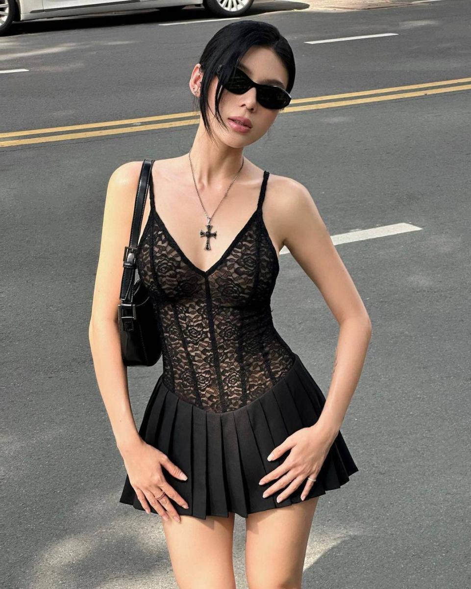 Hình cô gái xinh đẹp trong bộ bikini trắng
