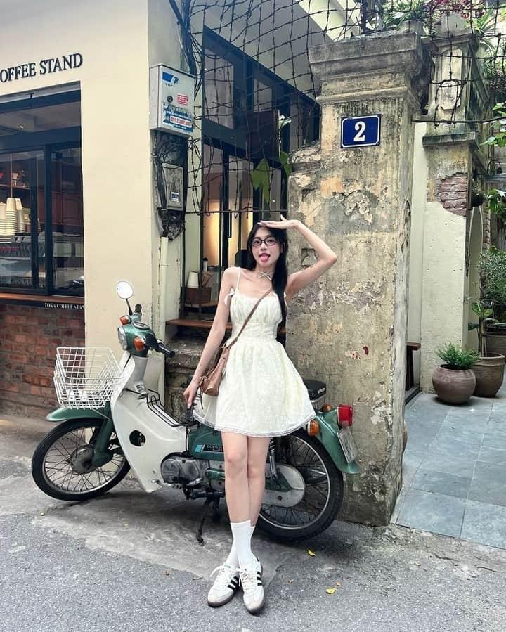 Gái Xinh Hàn Trong Thời Trang Đầm Xe Tay Ga
