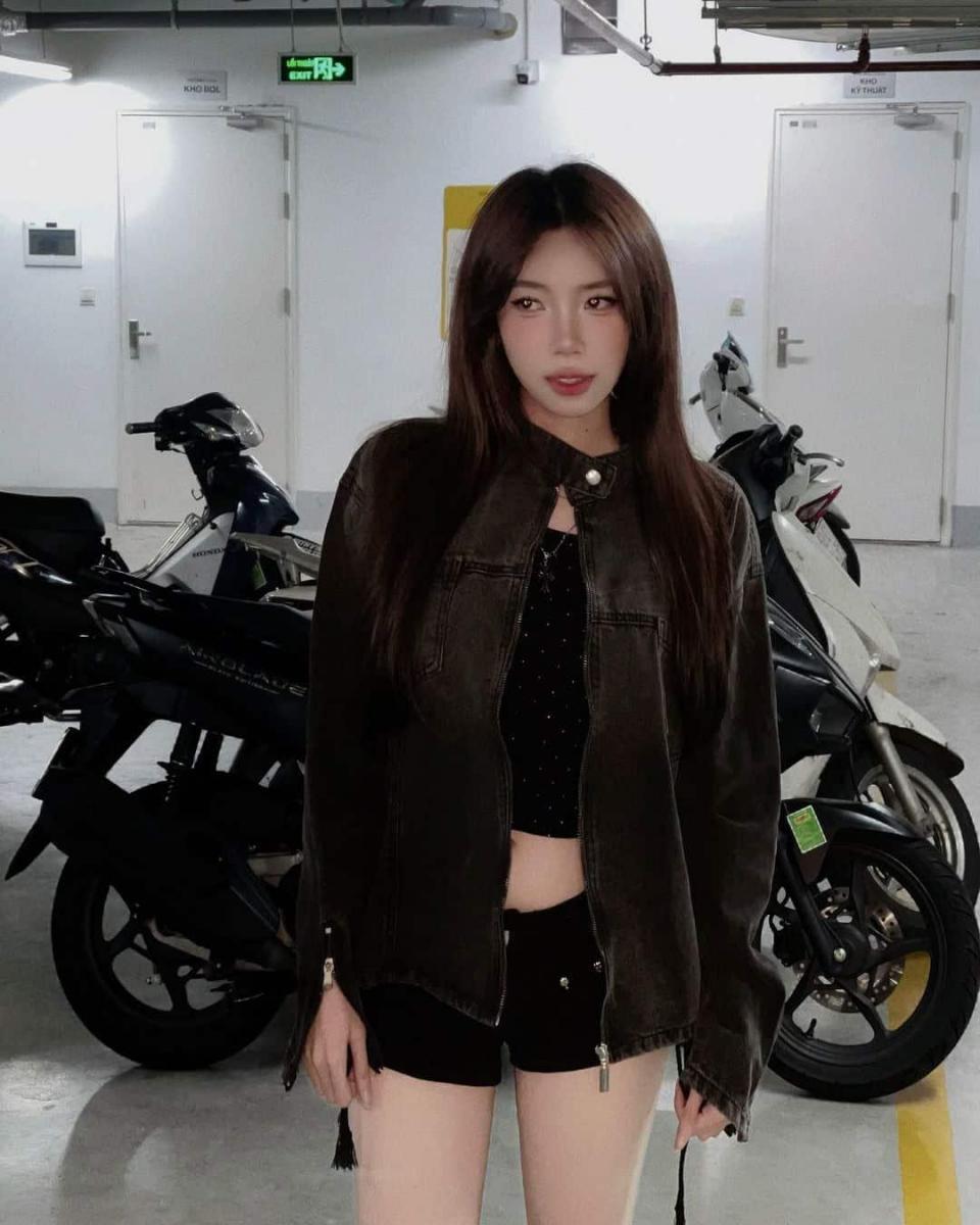 Gái xinh 2k8 trong thời trang đen quyến rũ