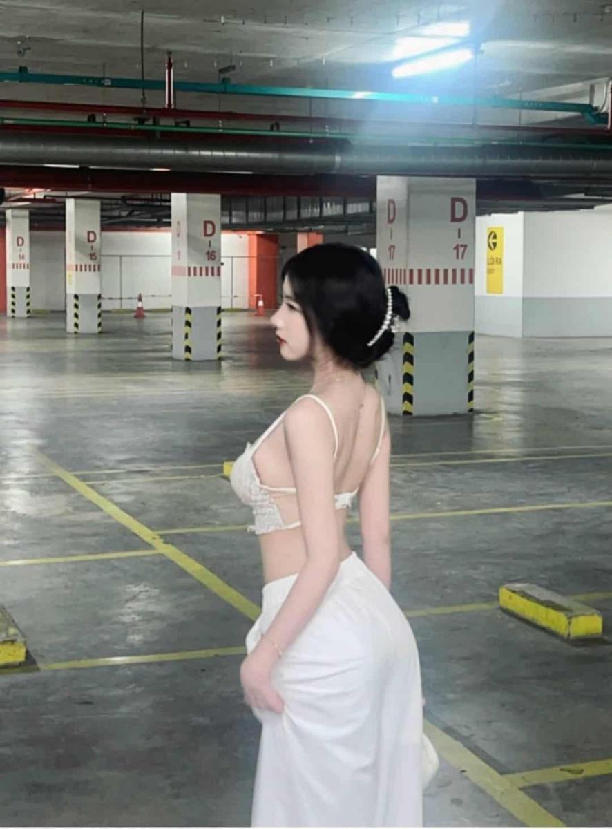 Bộ ảnh gái xinh sexy với ngực to trong thời trang đỏ