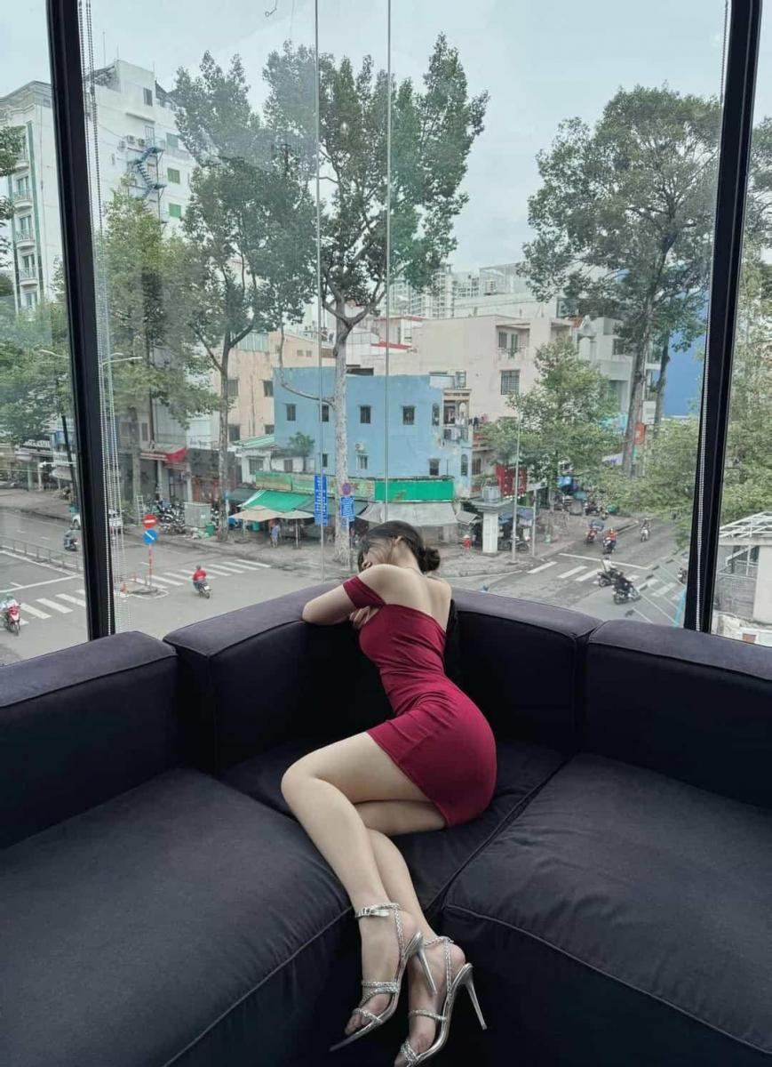 Ảnh gái xinh ngực to thời trang đùi đậu