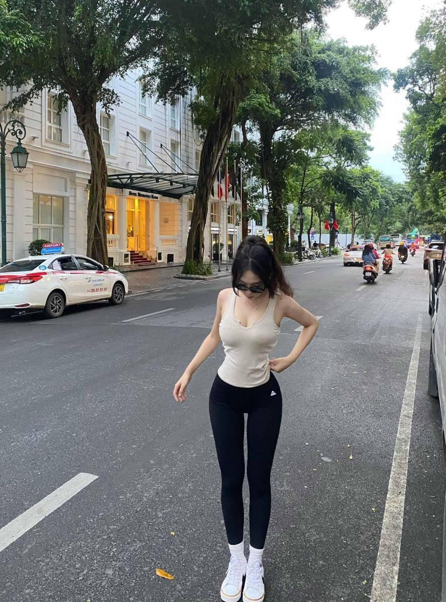 Ảnh mặt gái xinh và ngực gái đẹp trong thời trang đùi thật lưng