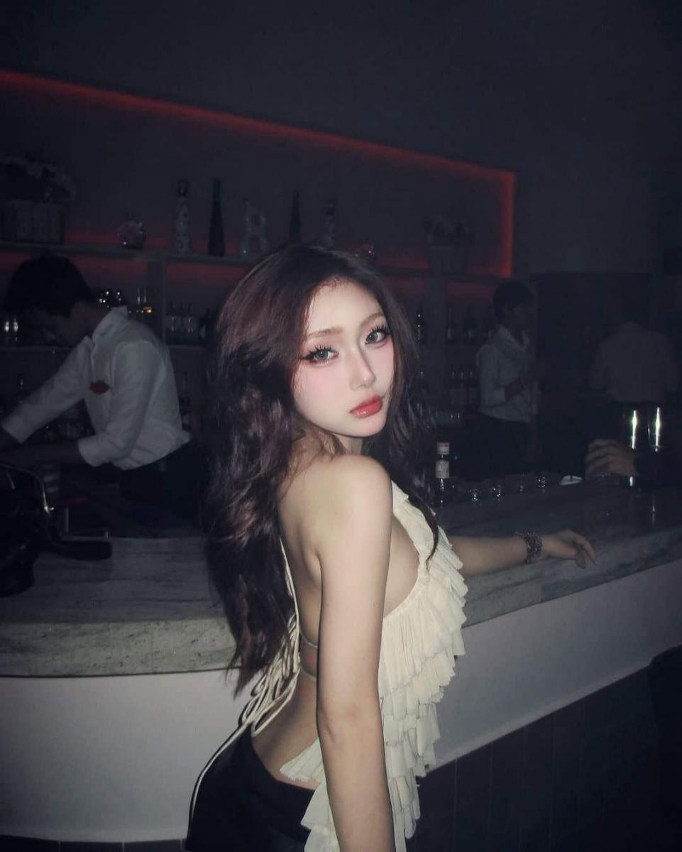 Mẫu ảnh gái xinh với ngực to và thời trang nổi bật