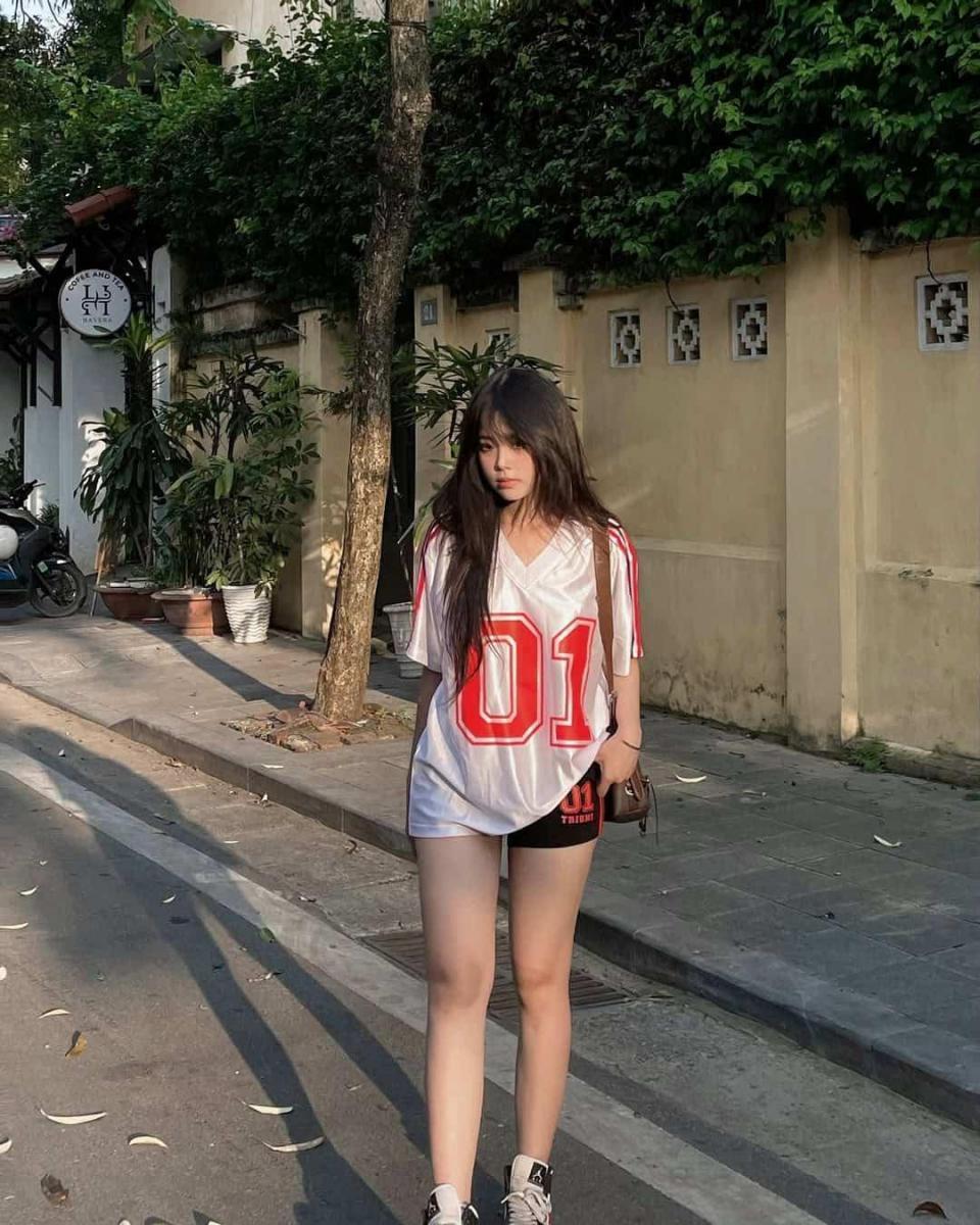 Ảnh gái xinh đeo khẩu trang trong váy ngủ đẹp