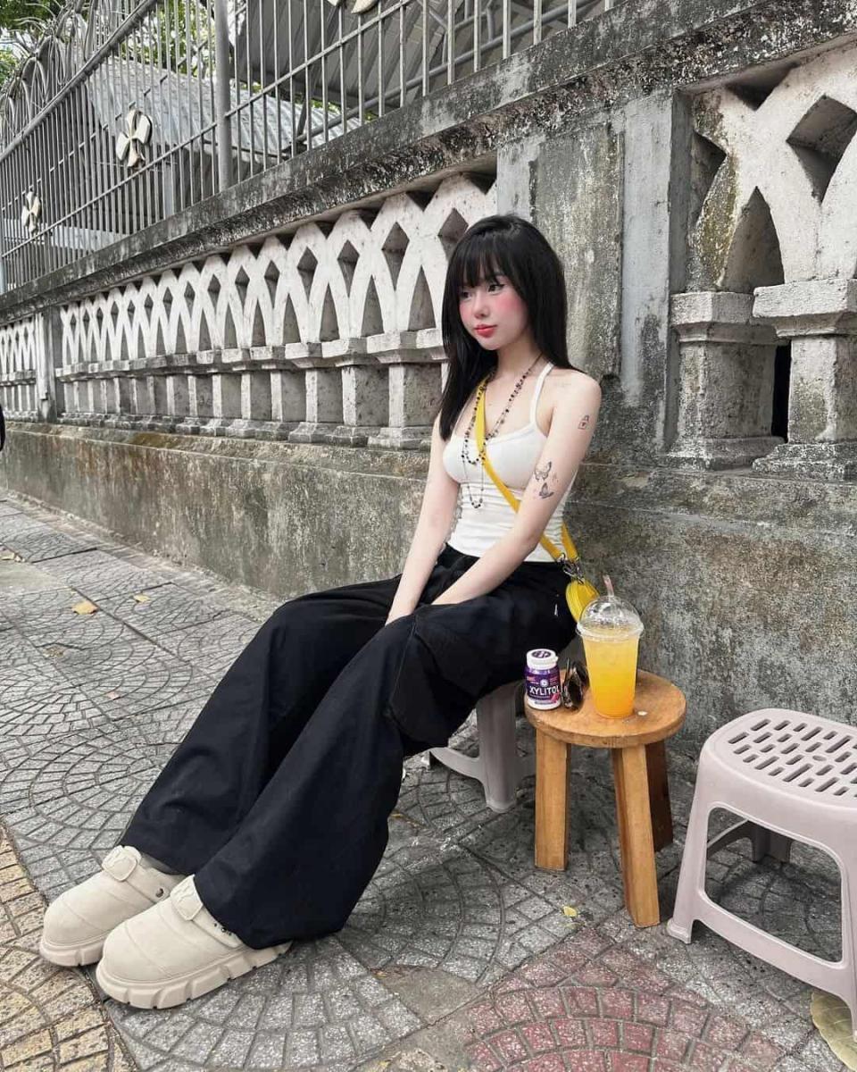 Hình sexy gái xinh với ngực to thời trang thật lung