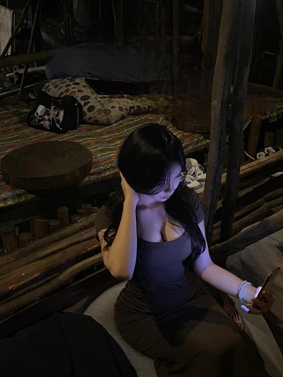 Gái Xinh Ngực To Thời Trang Tóc Đen