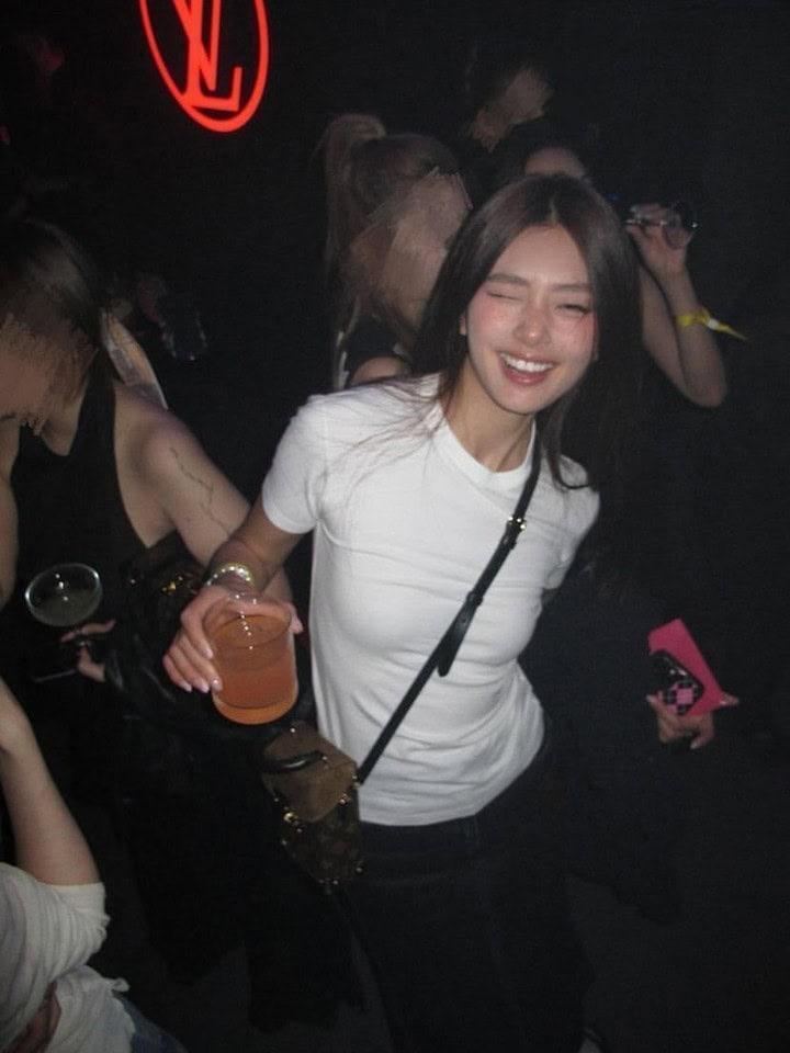 Ảnh nữ xinh cute trong váy ngắn vui vẻ