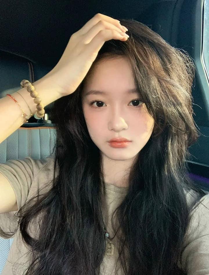 Gái Xinh Cầm Hoa
