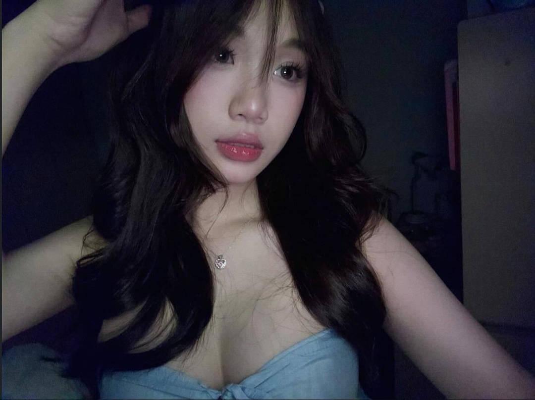 Gái Xinh Cầm Điện Thoại