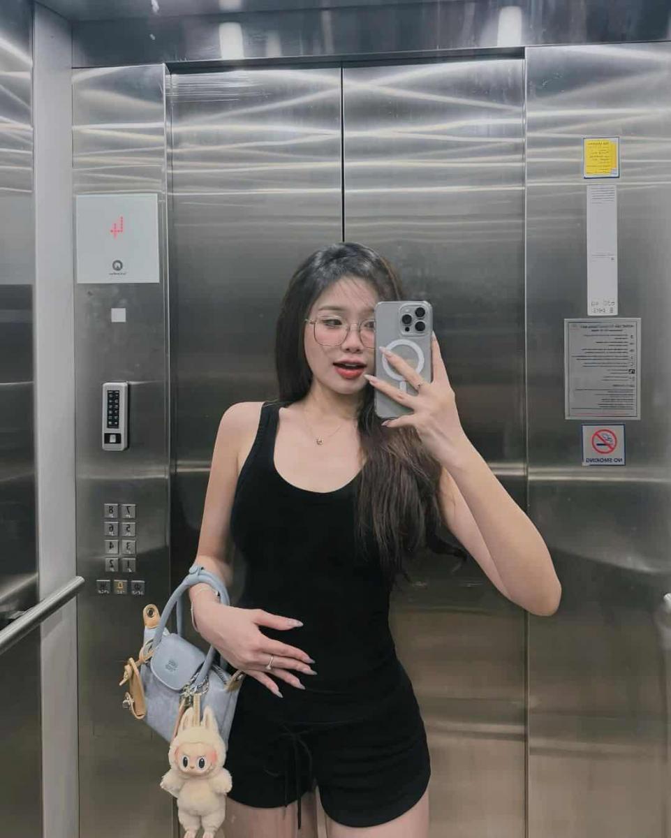 Ảnh gái xinh váy ngắn trong thang máy