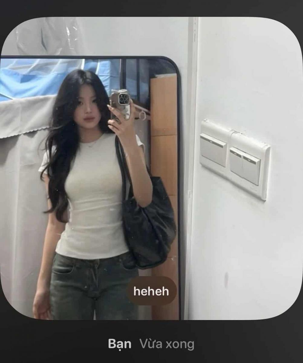 Gái xinh đi tiểu với ảnh nền gái xinh sexy