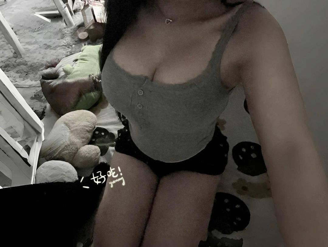 Gái Xinh Ngực To Tóc Đen Duy Ngực