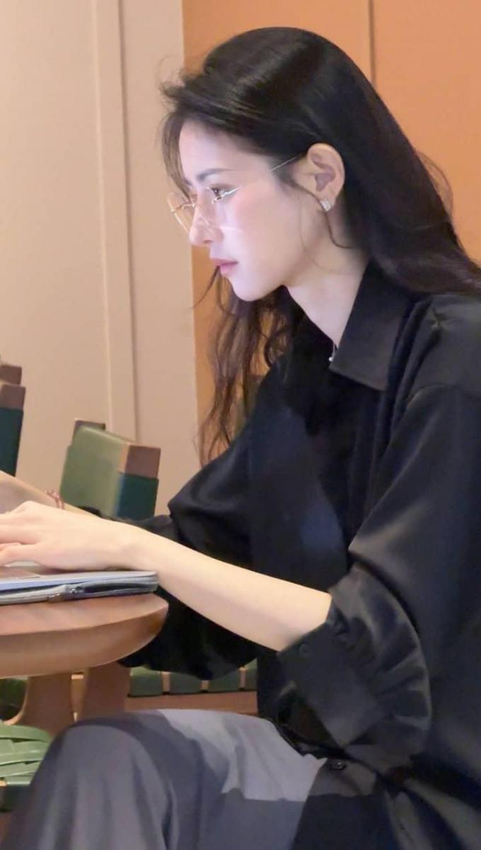 Ảnh chị gái xinh đẹp trong váy trắng