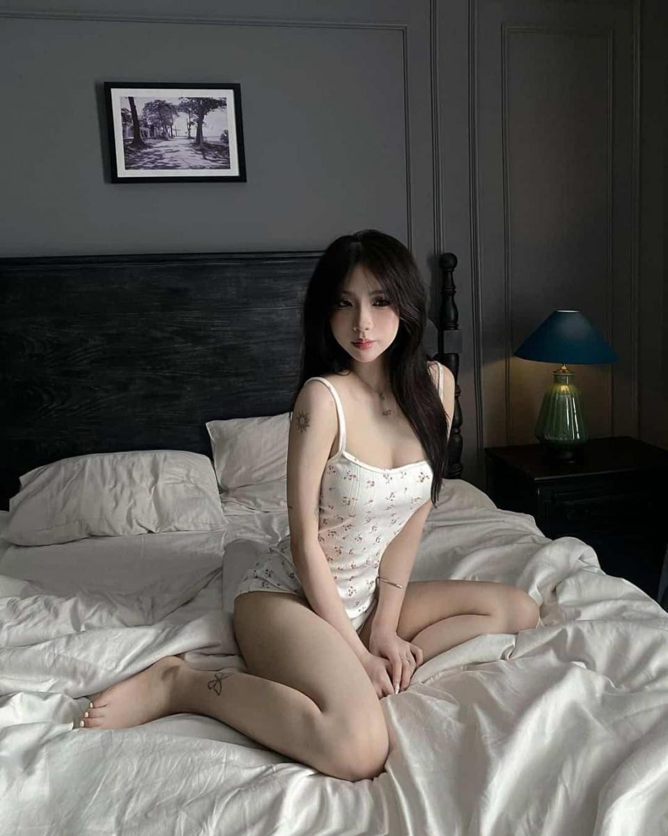 Hình ảnh gái tóc ngắn xinh đẹp trong bikini