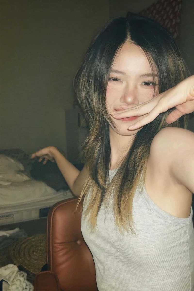 Gái Xinh Sexy Với Ngực To, Tóc Mới