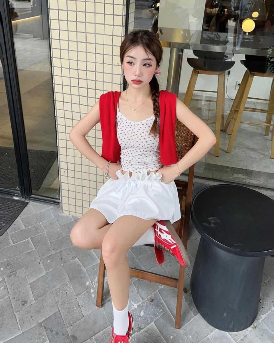 Hình ảnh cô gái xinh đẹp với ngực to trắng