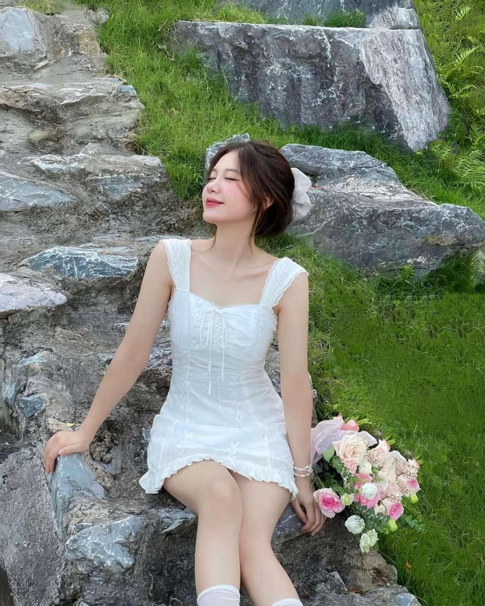 Gái xinh 2k1 với ngực to, trắng sáng đẹp thời trang