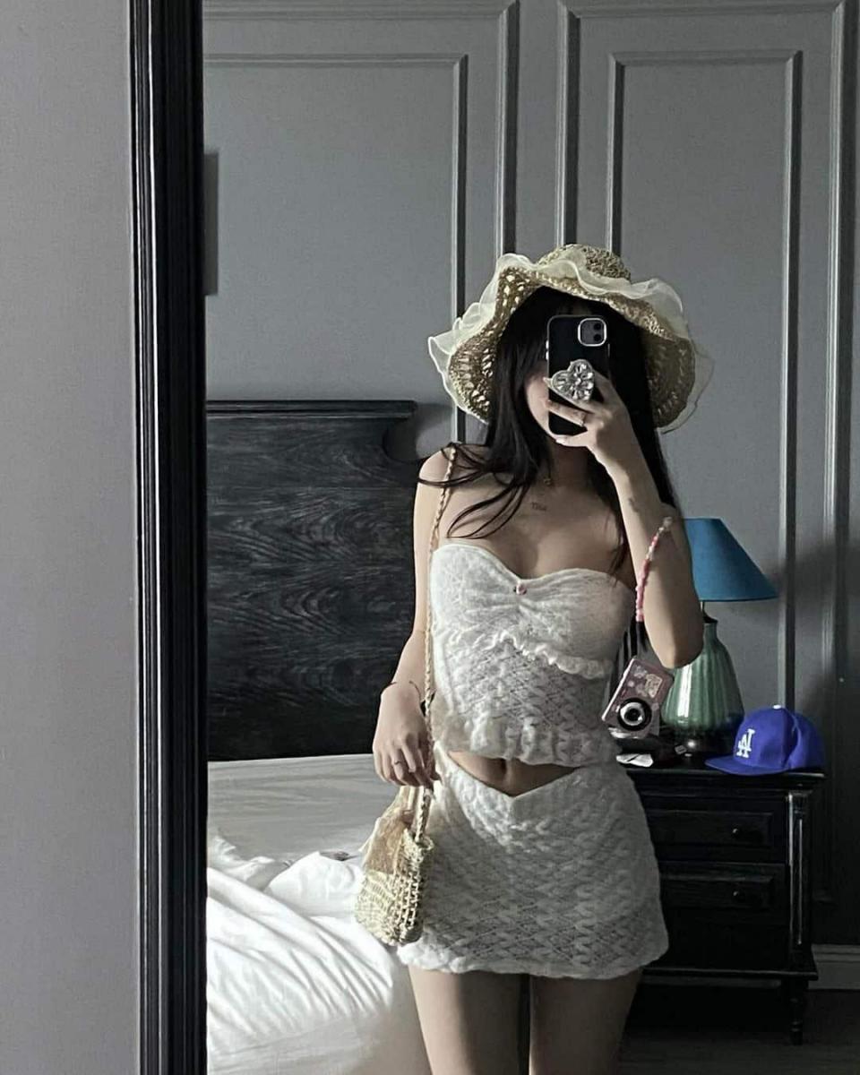 Gái xinh to tròn trong váy trắng đẹp