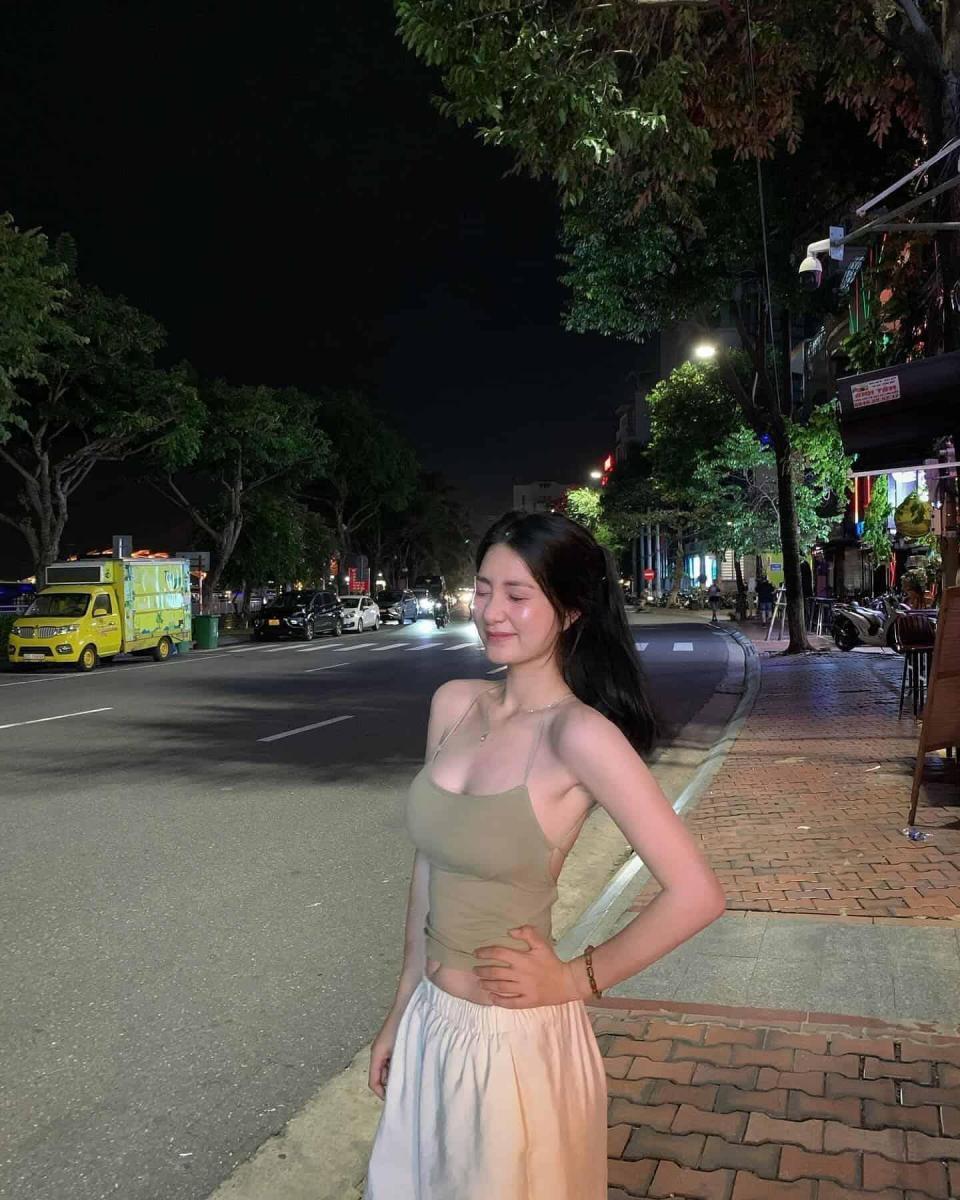 Ảnh cô gái xinh đẹp với ngực to và vai có sắc đẹp