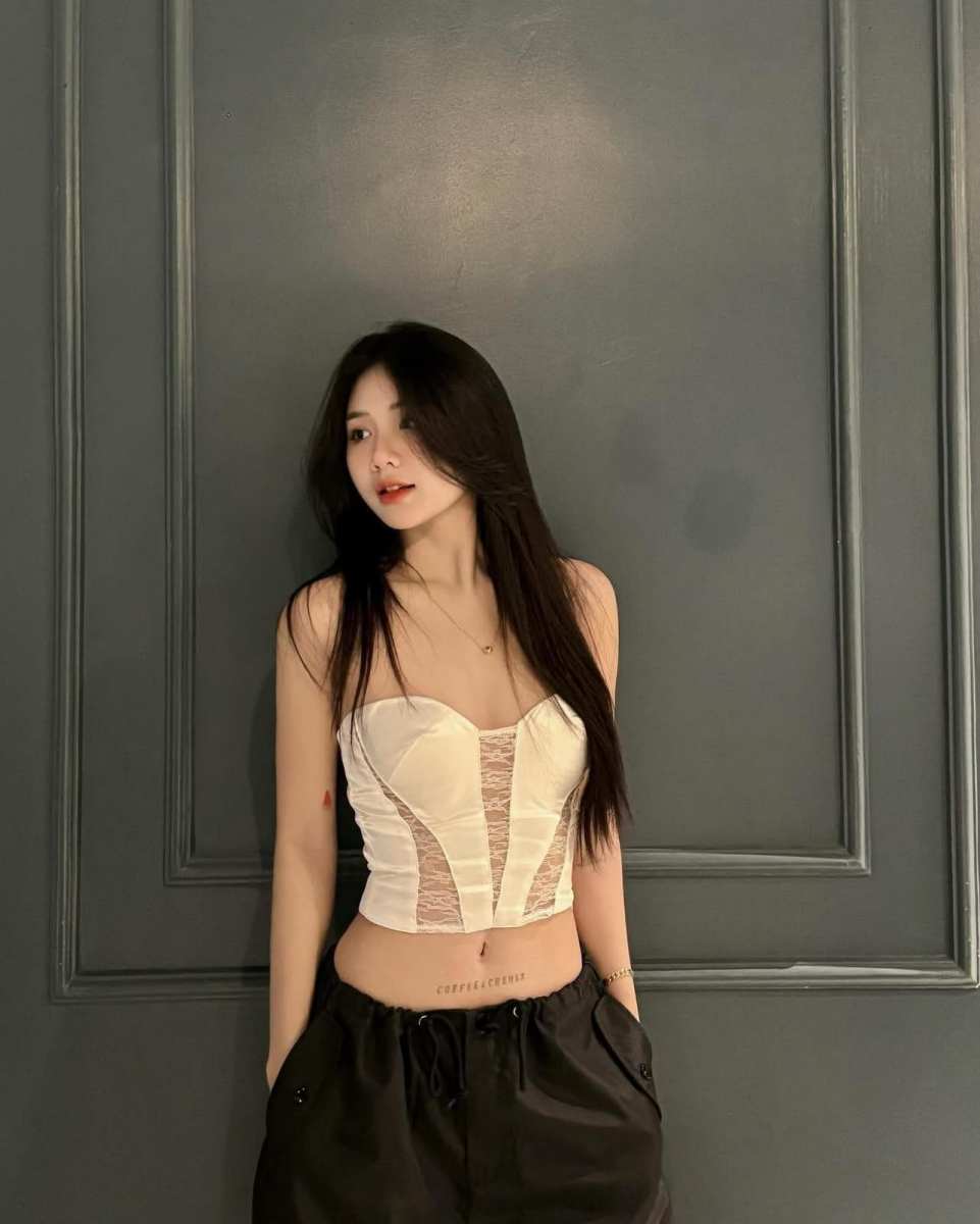 Ảnh gái xinh dịu dàng với ngực to và thời trang
