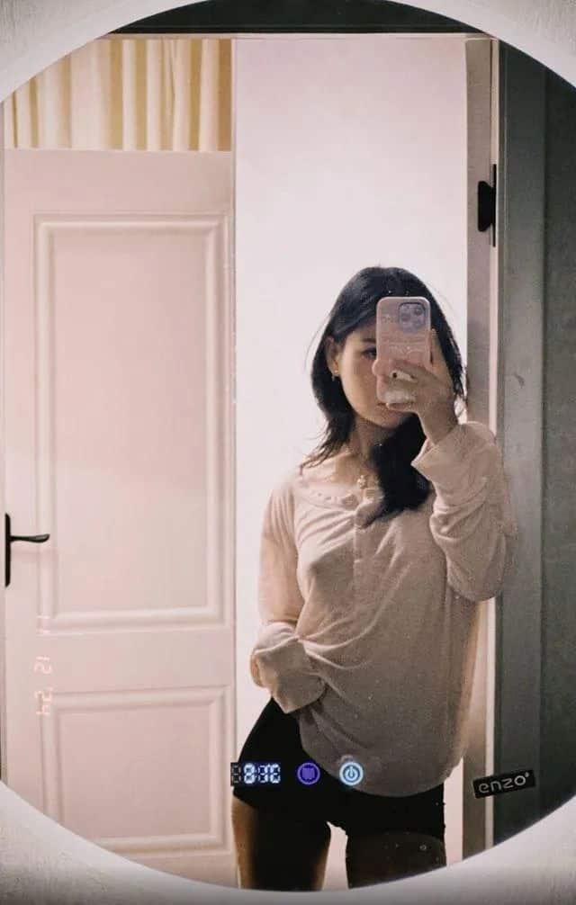 Ảnh gái xinh học sinh với ngực to và vai mảnh