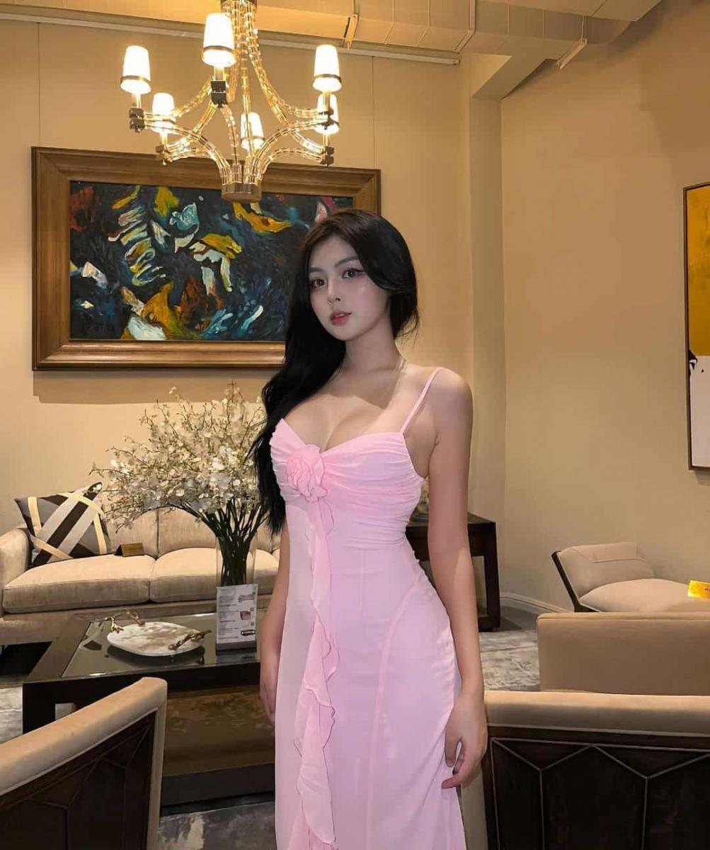 Hình ảnh cô gái xinh đẹp với ngực to và vai sắc đẹp