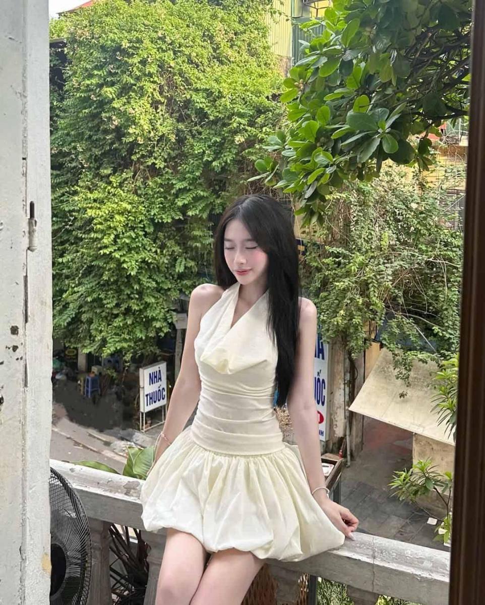 Hình ảnh cô gái xinh đẹp với ngực to và vai sắc đẹp