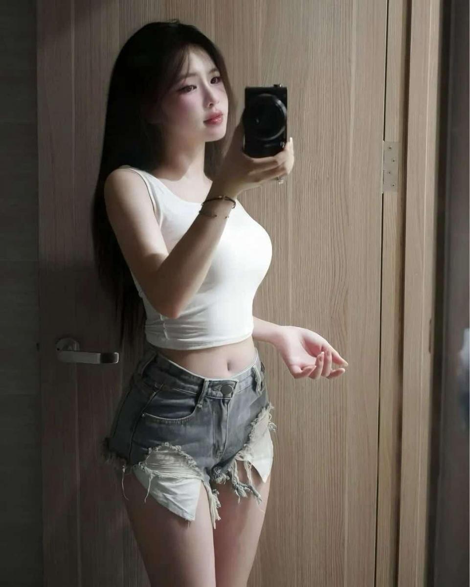 Gái đẹp sexy với ngực to và vai sắc đẹp - Gái xinh Facebook